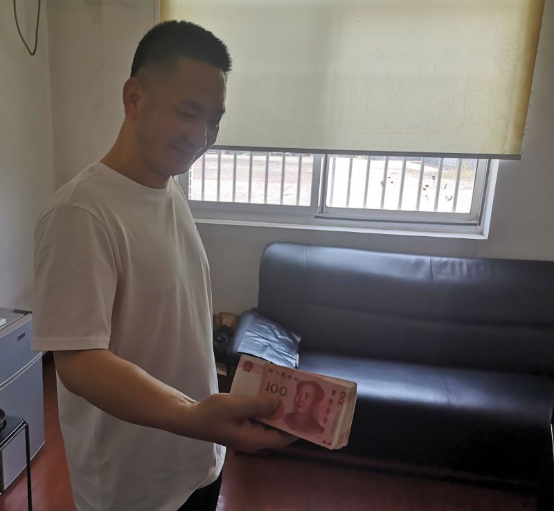 點(diǎn)贊！拾金不昧好的哥 萬(wàn)元現(xiàn)金物歸原主