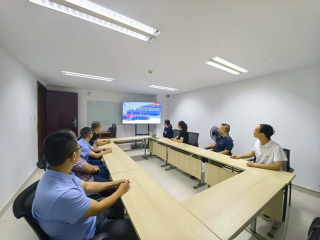 6常運集團藍海豚商旅組織職工觀看紀念中國人民抗日戰(zhàn)爭暨世界反法西斯戰(zhàn)爭勝利80周年閱兵式直播1_副本